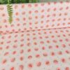 séduit par son charme incontestable. Les motifs de fraises et de pastèques qui dansent sur sa surface apportent une fraîcheur estivale inégalée